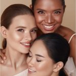Trois femmes souriantes à la peau lumineuse - soin lumière pulsée WHIFLASH - NUTRI BODY CLINIC